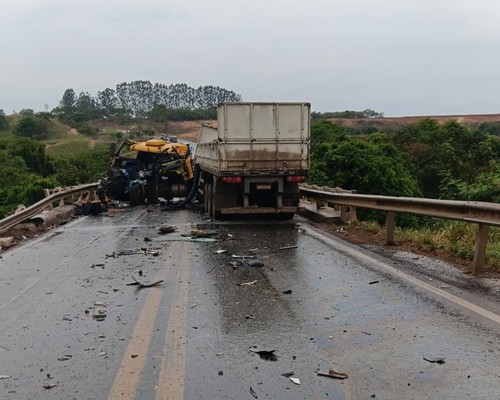Grave acidente com caminhão, carreta e carro interdita BR 365, em Patos de Minas