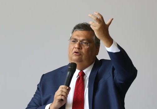 Dino bloqueia R$ 119 milhões de Valdemar por suspeitas em emendas
