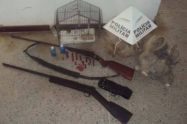  PM Ambiental apreende duas armas de fogo, pássaro e material para pesca em São Gonçalo