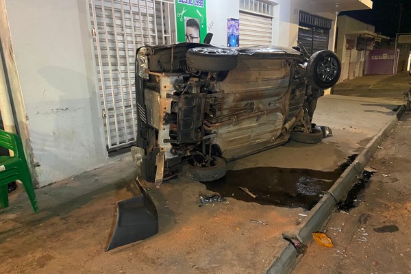 Fiat Uno vai parar tombado sobre o passeio após ser atingido por caminhonete em Patos de Minas
