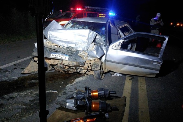 Motorista fica preso às ferragens após bater em carreta na BR 146; dois passageiros também se feriram