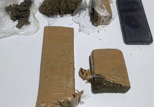 PM intercepta táxi na entrada de Serra do Salitre e prende passageiros que chegavam com drogas