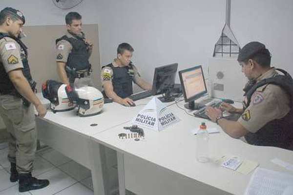 PM prende homem com arma carregada e droga no Bairro Vila Rosa