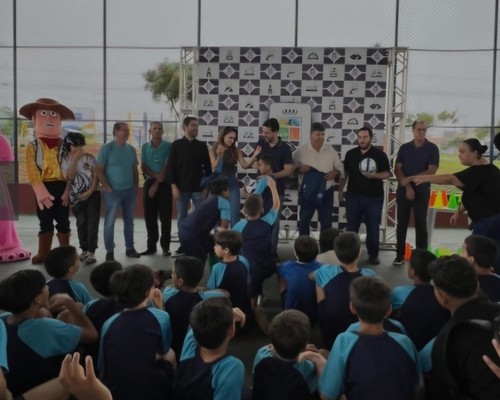 Prefeitura entrega quadra revitalizada e coberta para os moradores do bairro Alto Limoeiro