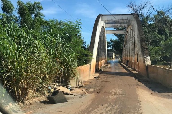 Defesa Civil, Bombeiros e Secretaria de obras liberam trânsito na Ponte do Arco em Patos de Minas