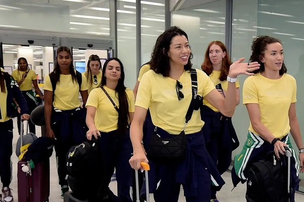 Seleção de vôlei e delegação brasileira de judô desembarcam em Paris