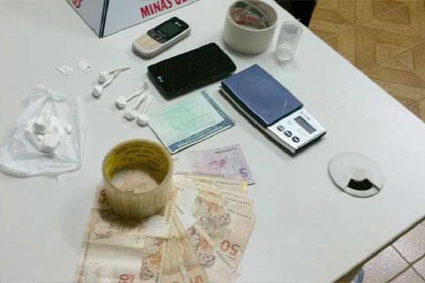 Polícia Civil prende jovem no momento em que ele vendia cocaína no bairro Cônego Getúlio
