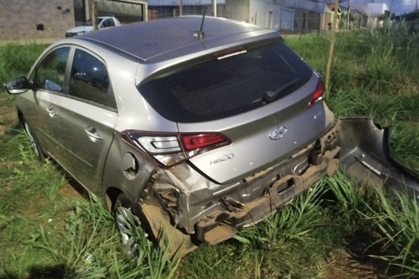 Motociclista inabilitado fica ferido após bater em carro que avançou parada obrigatória, em Patos de Minas