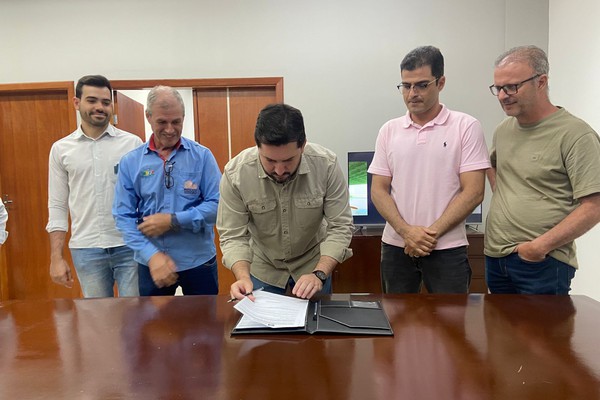 Falcão assina ordem de serviço para construção do novo Centro de Treinamento do Vila