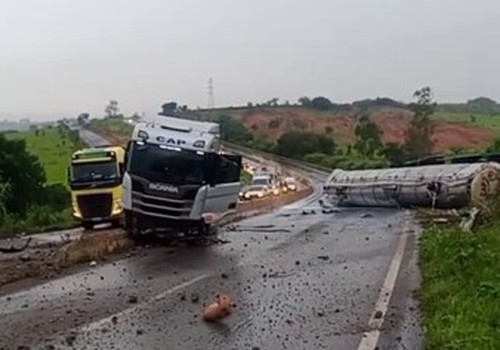 Carreta-tanque bate em mureta de concreto na saída para Lagoa Formosa e dificulta o trânsito na BR-352