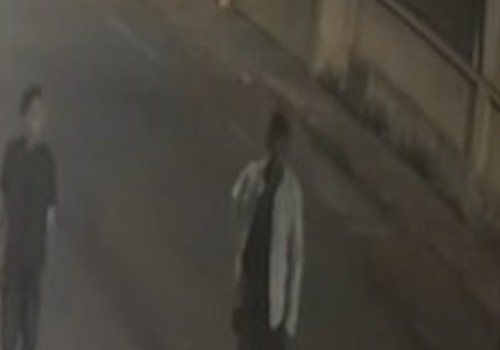 Imagens mostram Cacau andando ao lado de dois homens instantes antes de ser assassinada