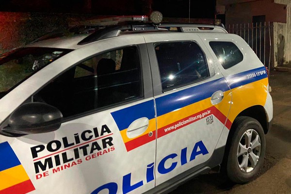 Adolescentes são rendidos na porta da escola e tem os celulares roubados em Patos de Minas