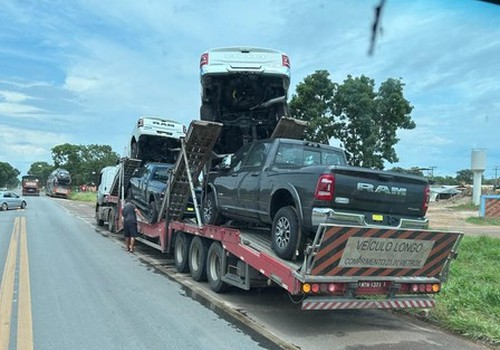 Acidente com cegonheira carregada de Dodge Ram gera prejuízo milionário; quebra-molas sem sinalização