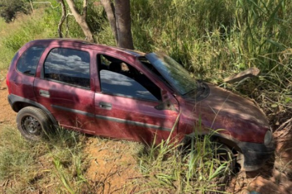 Jovem é preso por dirigir embriagado após sair de estrada e bater em árvore em Lagoa Formosa