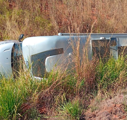 Motorhome sai da pista, bate em barranco e tomba na BR-365 próximo a Guimarânia