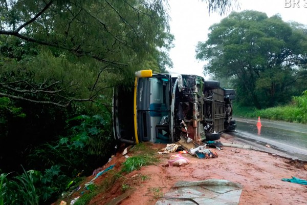 Acidente com ônibus na BR 365 em Patos de Minas deixa passageiros feridos e um morto