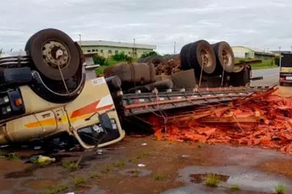 Caminhoneiro morre após caminhão carregado com telhas capotar no trevo de Campos Altos