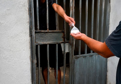 Filho acaba preso após denúncia de comércio de drogas em parceria com a mãe de 78 anos