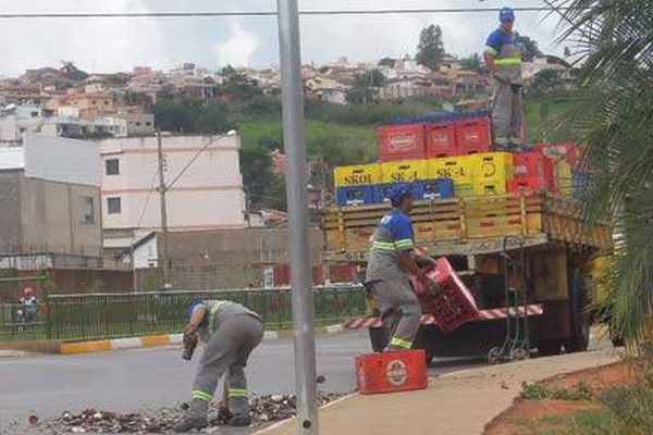 Caixas de bebidas despencam de caminhão e espalham cacos pela Fátima Porto