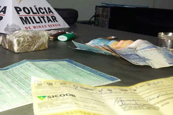 PM Rodoviária encontra tabletes de maconha em veículo e prende motorista e passageiro