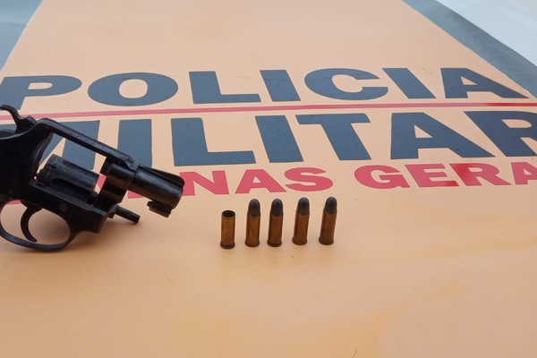 Motorista inabilitado é preso com arma de fogo irregular na LMG 764 em Tiros