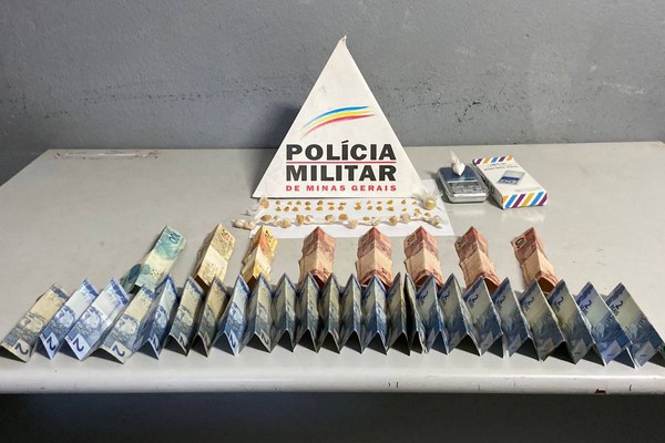 Polícia encontra mais de 40 pedras de crack em residência e prende morador por tráfico, em Patos de Minas
