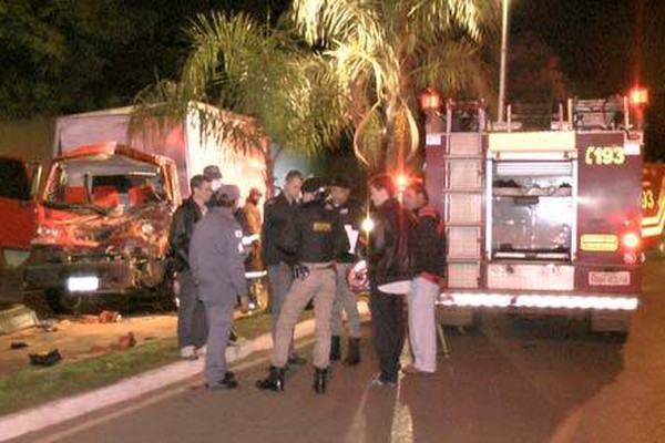Motorista fica preso às ferragens em acidente com dois caminhões na Av. Marabá