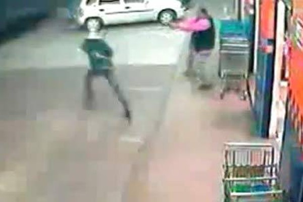 Vídeo mostra assalto e tiroteio entre bandidos e segurança de supermercado em Patos