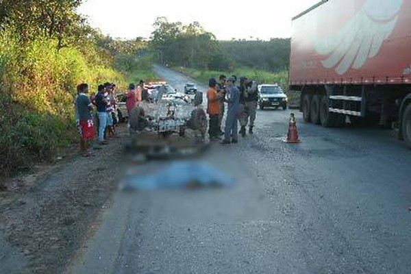 Mulher morre em acidente na BR 365 envolvendo carreta com motorista embriagado