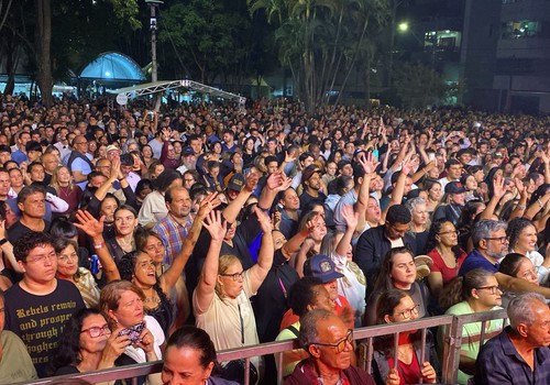 Dino Fonseca faz púbico na Fenapraça 2026 voltar no tempo com o sucesso “Africa”; veja ao vivo