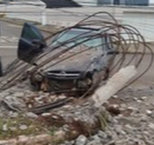 Polícia procura motorista que bateu violentamente em poste e abandonou o veículo em Presidente Olegário