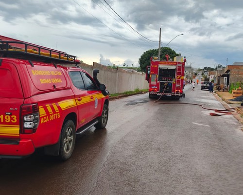 Vizinho entra em casa em chamas e resgata mulher encontrada caída na cozinha em Patos de Minas