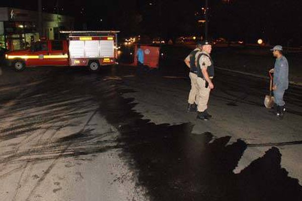 Vazamento de óleo provoca acidentes e tumultua o trânsito na avenida JK