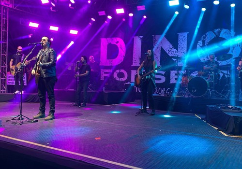 Flashback na Fenapraça 2026: Dino Fonseca canta “Time of my life”; veja ao vivo
