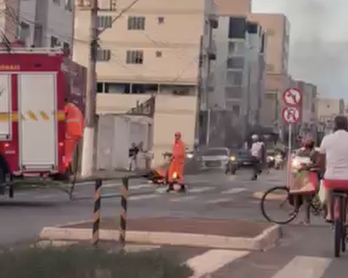 Motocicleta pega fogo após condutor parar em semáforo da rua Major Gote, em Patos de Minas