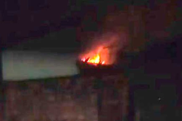 Quarto de residência pega fogo e mobiliza bombeiros em Patos de Minas