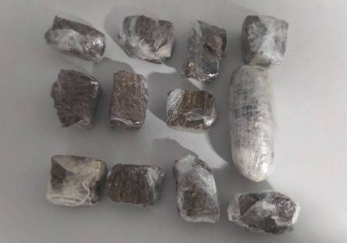 Jovem é presa em flagrante após denúncia de armazenamento de drogas e armas para facções criminosas em Patos de Minas