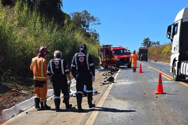 Motorista morre e passageira fica ferida em acidente na BR 365, em Patos de Minas