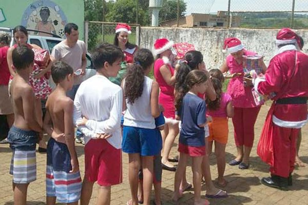 Super Amigos percorrem bairros e fazem mais uma vez a alegria das crianças em Patos de Minas