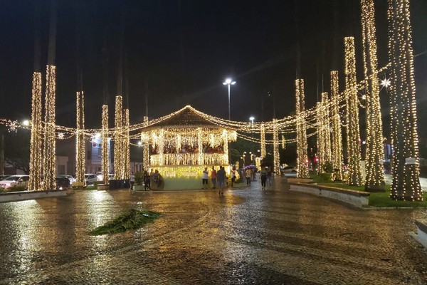 Prefeitura inaugura iluminação especial de Natal em Patos de Minas promovendo a Chegada do Papai Noel