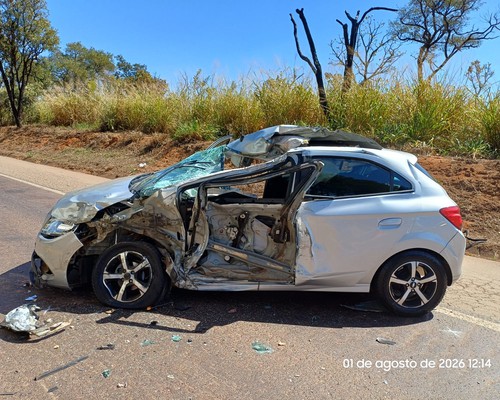 Mulher de 39 anos morre após carro e caminhão baterem de frente na BR262