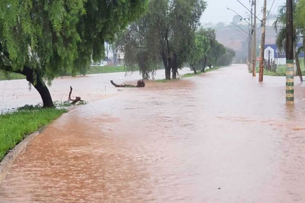 Chuva volta a deixar Fátima Porto coberta d'água e vias ficam alagadas em Patos de Minas; veja