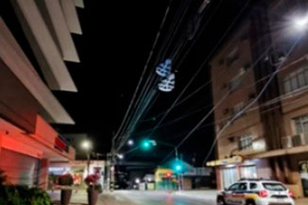 Caminhão trafega na contramão e rompe fiação no Centro de Patos de Minas