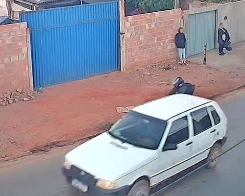 Video mostra motorista derrubando ciclista e indo embora sem prestar socorro; ela pede ajuda para identificá-lo