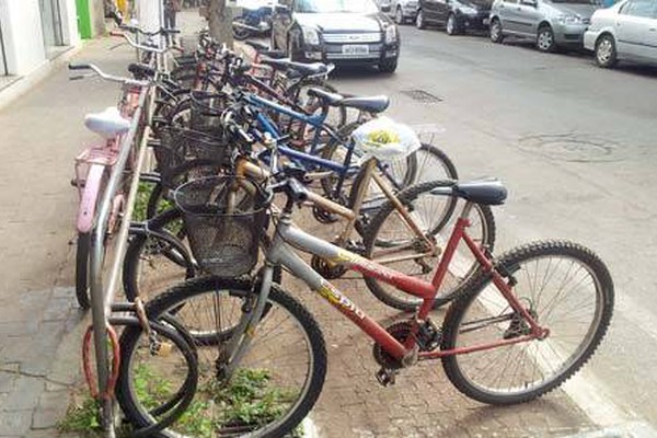 Faltam estacionamentos também para bicicletas no centro de Patos de Minas