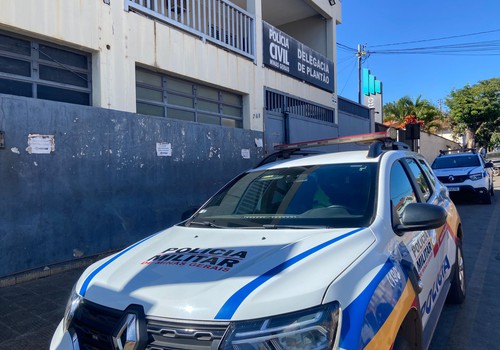Suspeito de agredir a companheira, que também é sua tia, é preso escondido debaixo da cama em Patos de Minas
