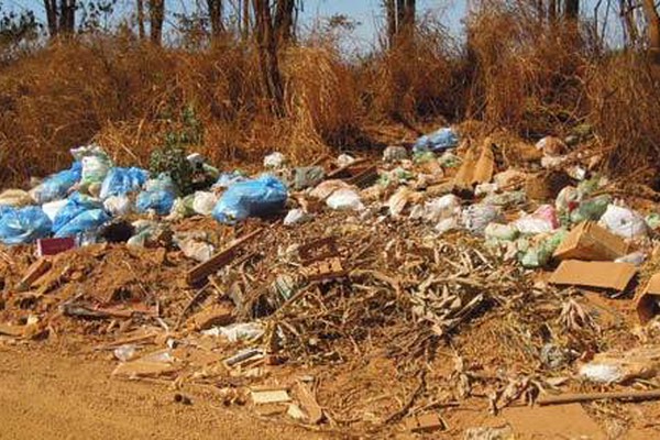 Sujões transformam margens de estradas rurais em depósitos de lixo