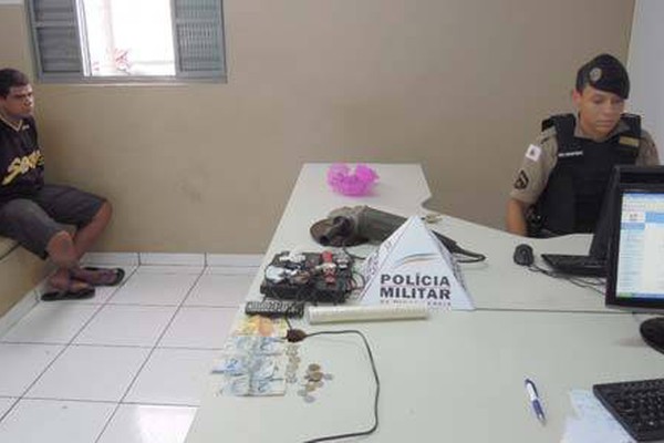 PM encontra drogas e objetos furtados com jovem no bairro Caramuru