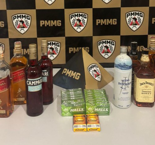 Jovem invade comércio pelo telhado, furta bebidas e cigarros e é preso escondido debaixo de pia