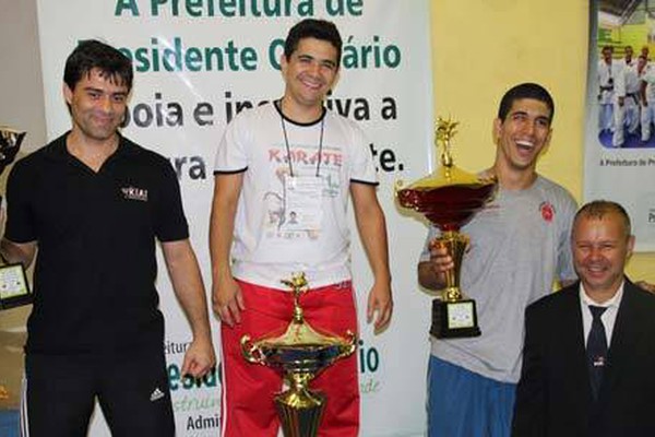 Academia de Presidente Olegário conquista etapa do Campeonato Mineiro de karatê